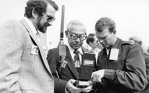 6)	B. P. 在这张1978年的照片中，伦纳德背着一个导航星背包. 伦纳德当时是vnsr威尼斯城导航星项目组的副总裁. SAMSO导航星项目办公室的Don Henderson(左)和Ed Lassiter(右), 航天卫星导航系统理事会的主要负责人.